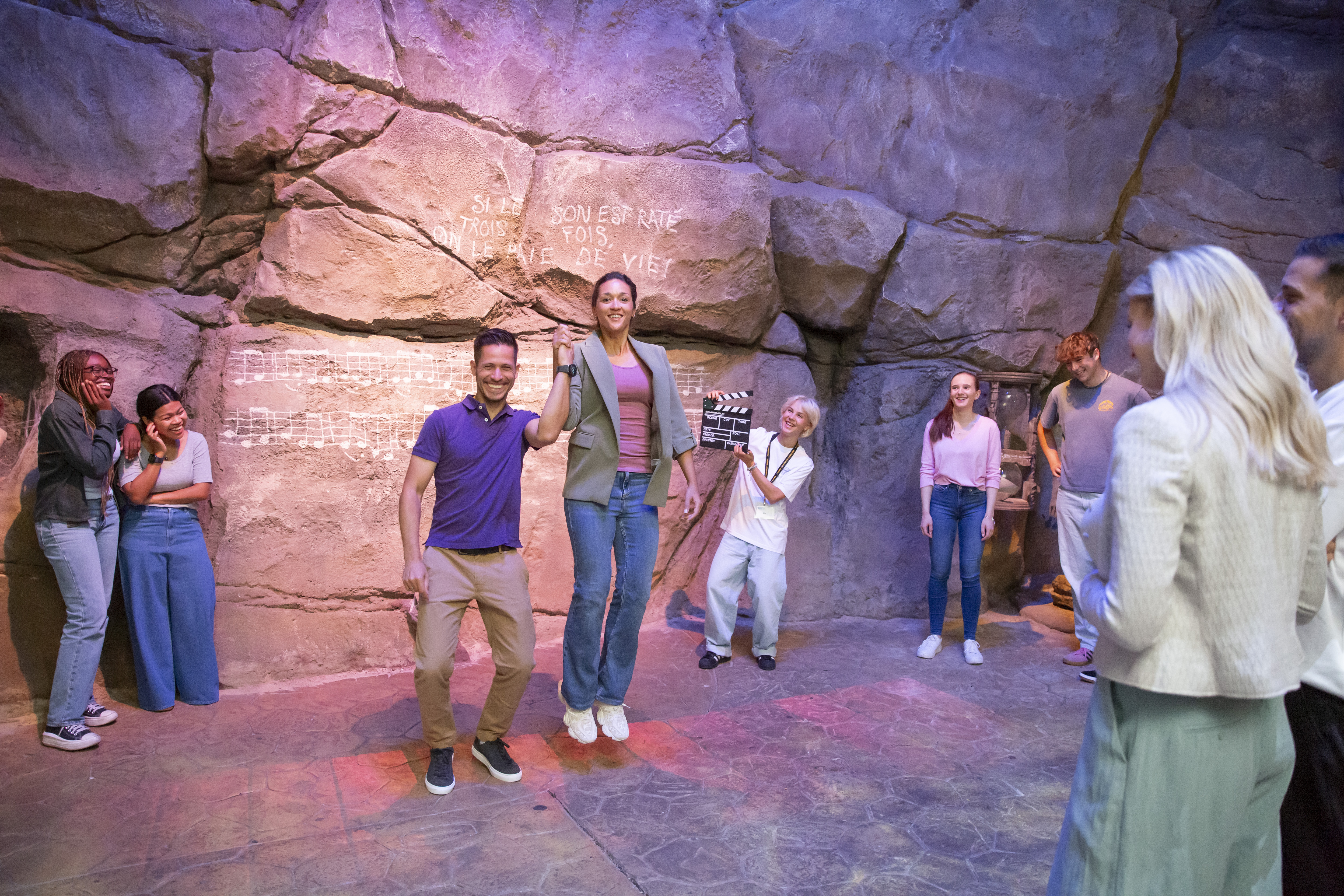 Originalkulisse von Bullys neuestem Kinoknaller Personen stehen vor der Kulisse aus „Das Kanu des Manitu“,