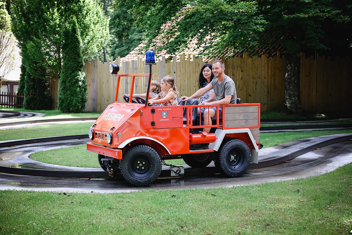 Familie in Feuerwehrauto