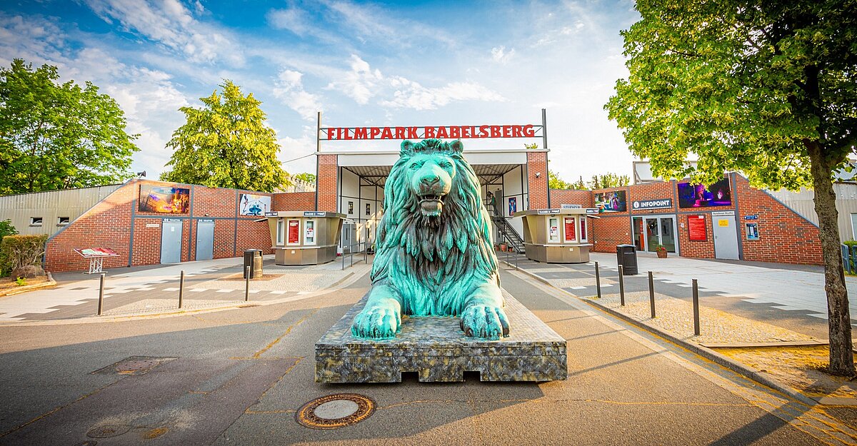 Eingangsbereich Filmpark Babelsberg mit original Großrequisite aus der Londoner Löwe 