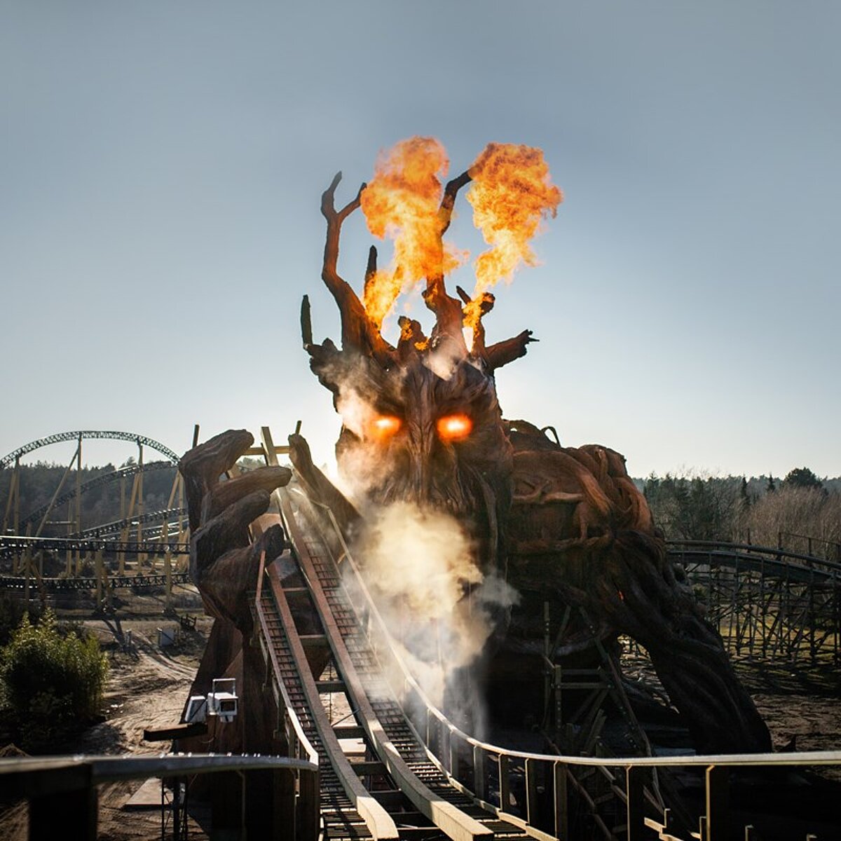Frontansicht des „Giganten“, welcher Feuer spuckt.