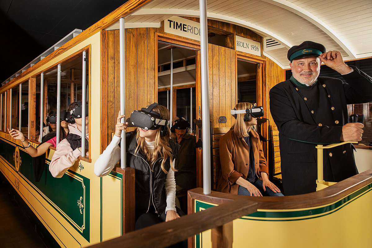 Alte Tram, in der Gäste die VR-Experience erleben. Vorne Straßenbahnfahrer