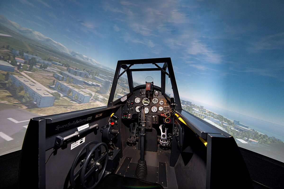 Flugsimulator in einem originalgetreuen Messerschmitt-Cockpit
