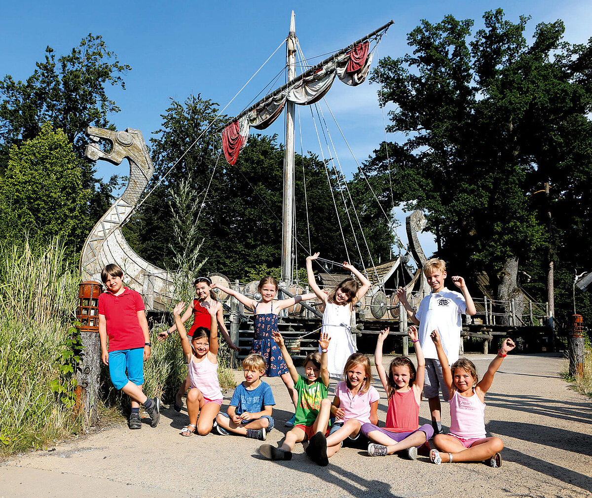 Eine Gruppe Kinder posiert vor einem Wikinger-Schiff