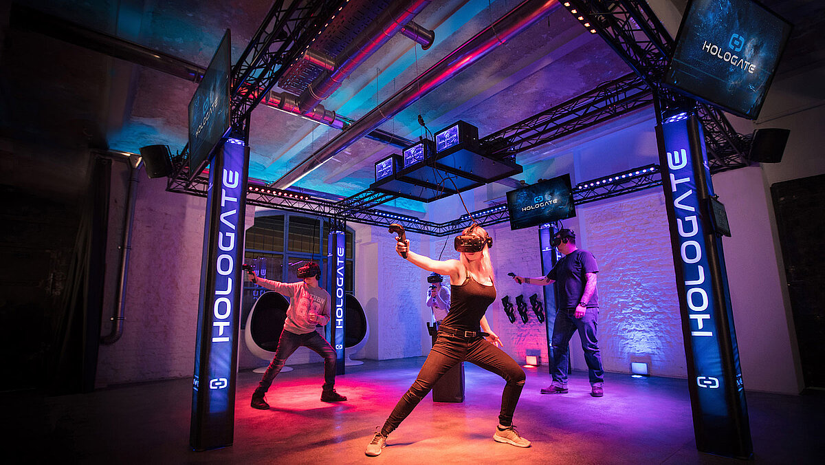 Personen mit VR-Brillen einem futuristischen Raum 