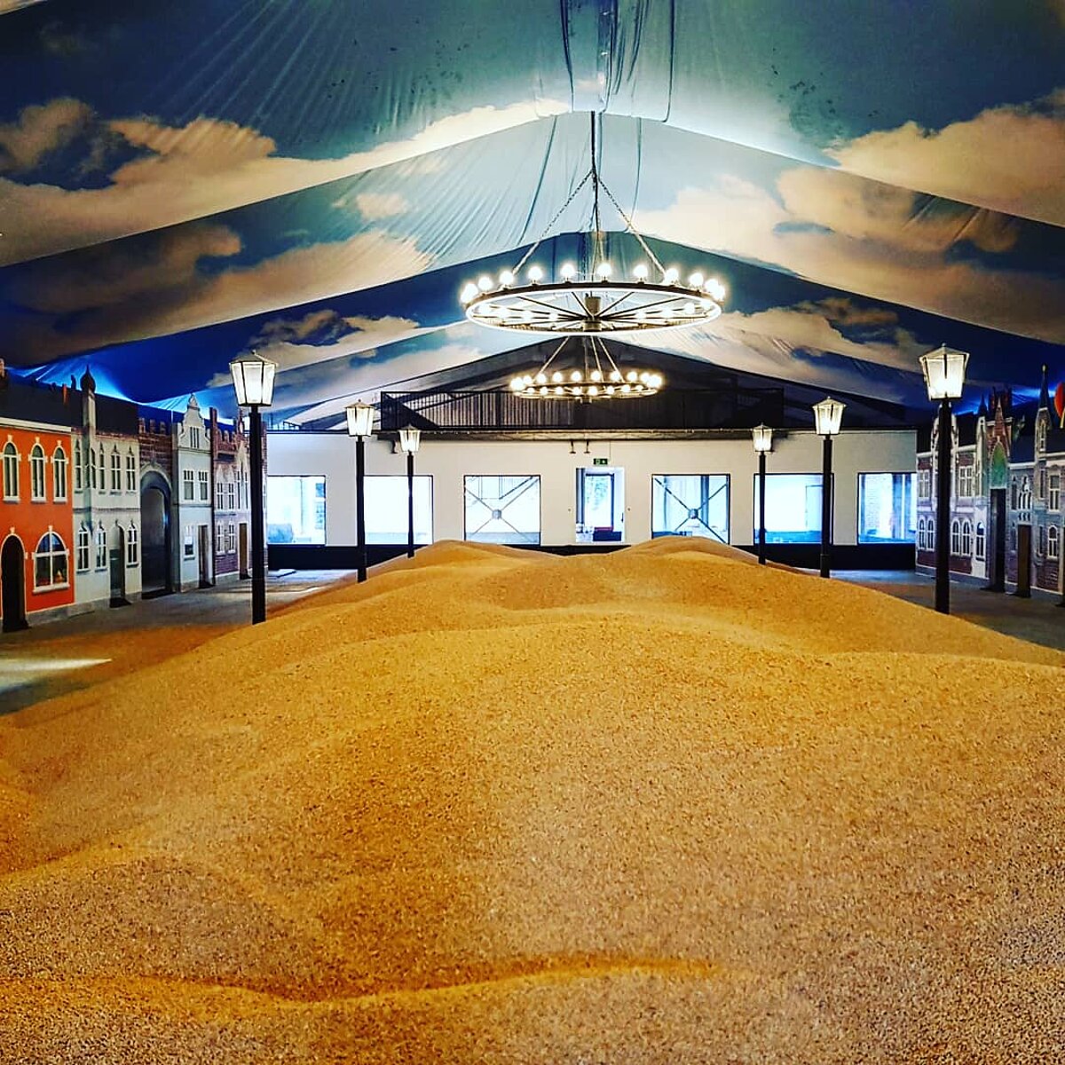 Ein großer Berg Mais in einer Halle