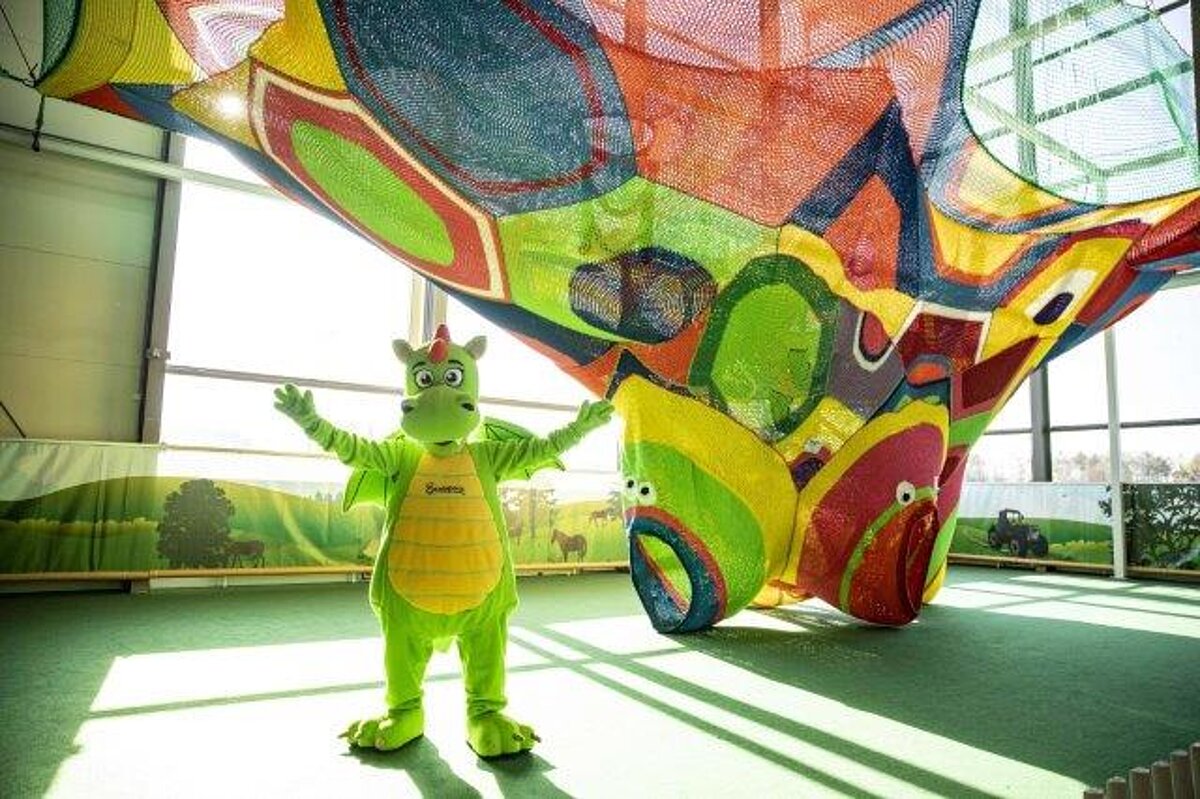 Drache steht vor Häkel-Klettergerüst